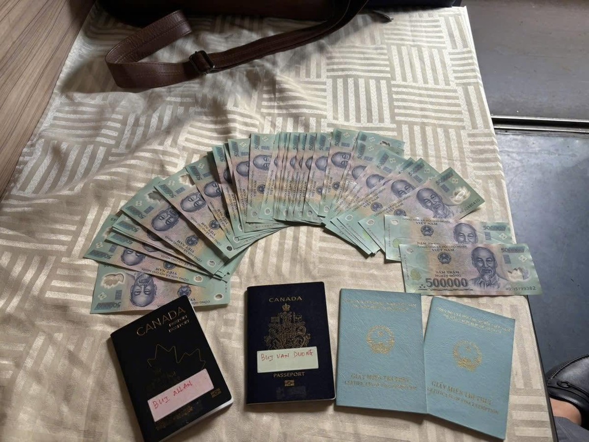 Phát hiện 50 tờ tiền có mệnh giá từ 500.000 đồng trong chiếc túi bỏ quên trên tàu SNT4