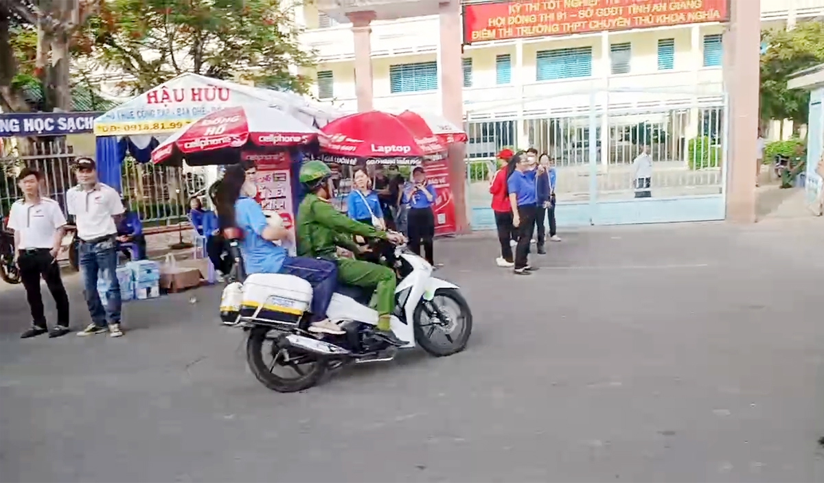 Nữ sinh ngủ quên, vắng mặt ở điểm thi tốt nghiệp THPT, công an tức tốc đến tận nhà đón đi