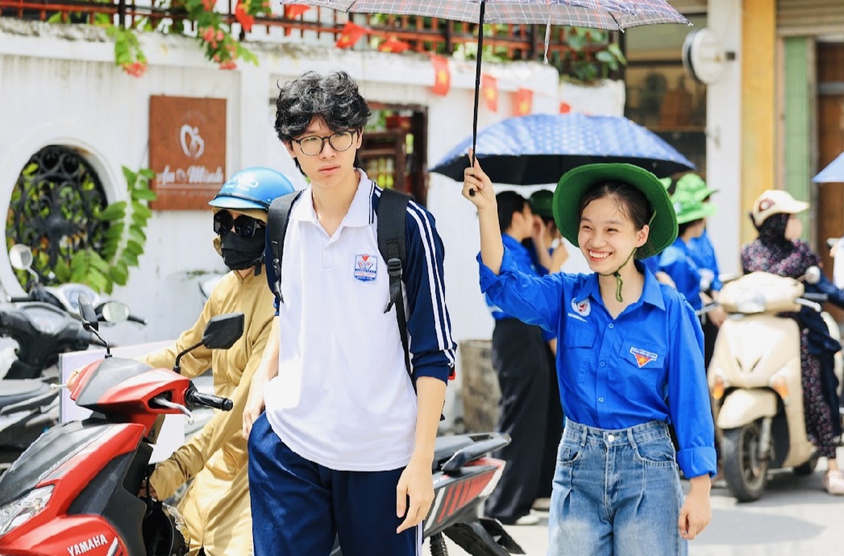 11 thí sinh dùng điện thoại, 1 thí sinh dùng tài liệu bị đình chỉ ở môn đầu tiên