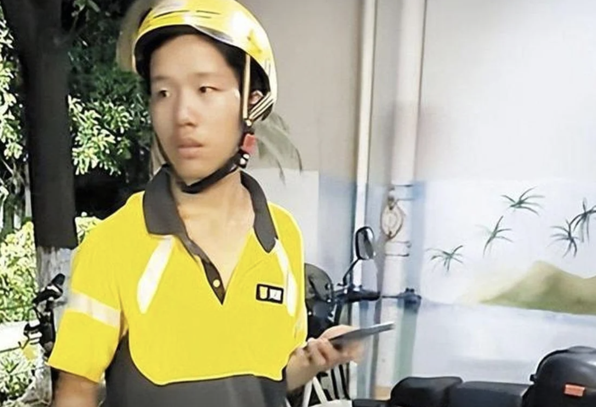 Chàng trai 19 tuổi làm shipper, sống ở gầm cầu để kiếm tiền đi học
