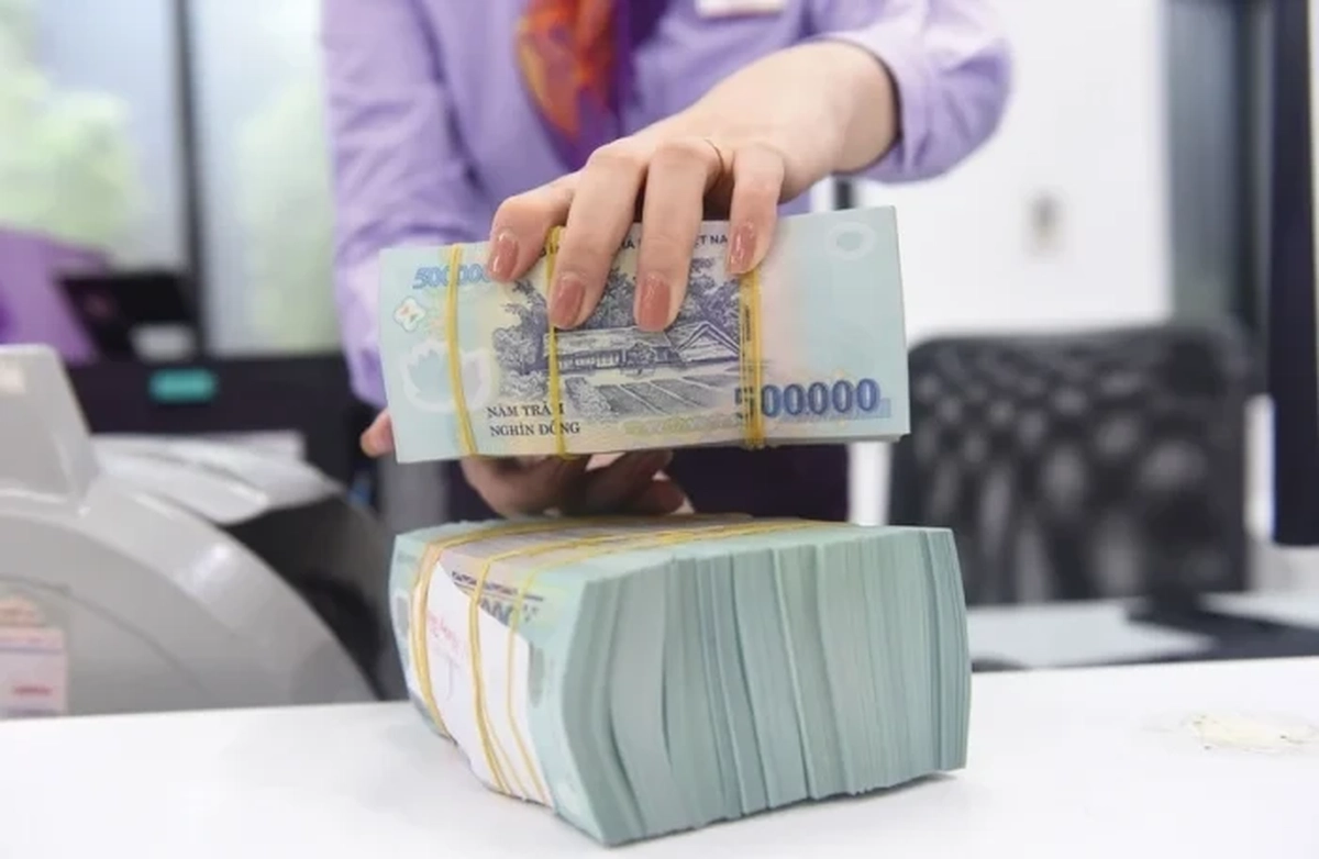 Vì sao tiền gửi cá nhân "bỏ xa" doanh nghiệp?