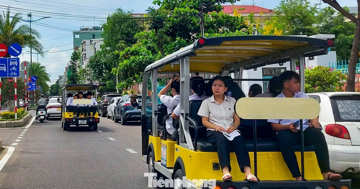 Nhà trường đặt xe điện du lịch đưa đón học sinh đi thi tốt nghiệp
