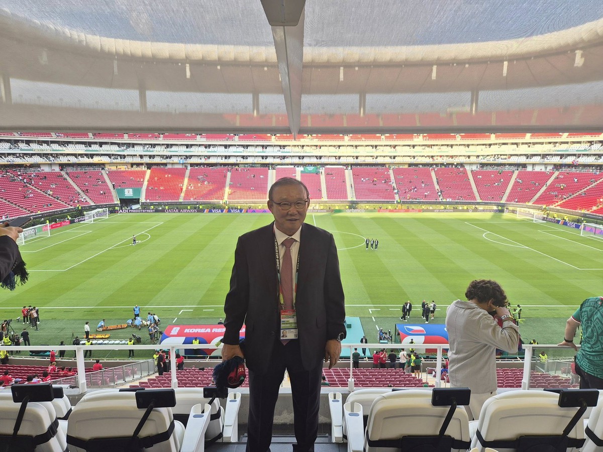 Ông Park Hang-seo khoe ảnh với sếp FIFA, nói lời gan ruột sau chiến thắng của Hàn Quốc ở World Cup