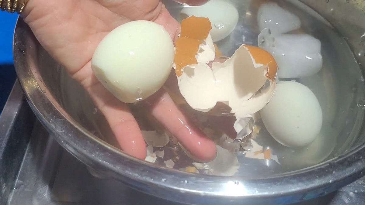 Luộc trứng nên đợi nước sôi hay thả ngay từ nước lạnh? Đơn giản thế mà nhiều người vẫn sai