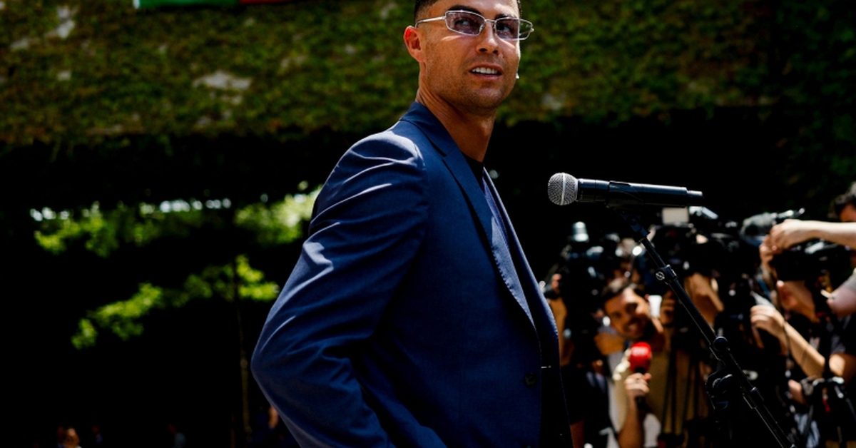 Ronaldo 41 tuổi diện vest bảnh bao, visual cực bảnh lên đường đến Mỹ, bước vào kỳ World Cup thứ 6 lịch sử