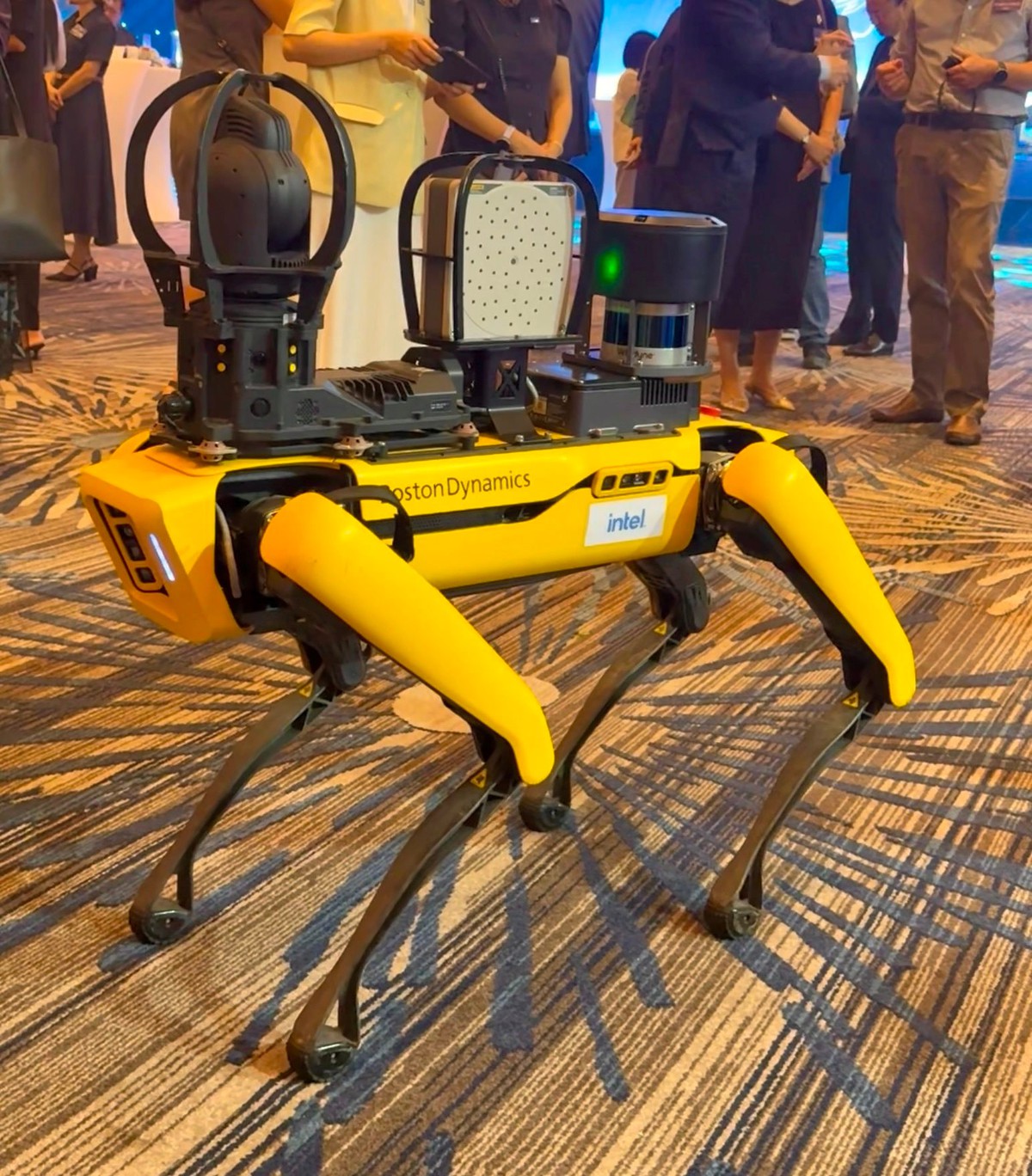 Chó robot tại nhà máy Intel Việt Nam đi tuần, kiểm tra rò rỉ khí gas, nhiệt độ, áp suất