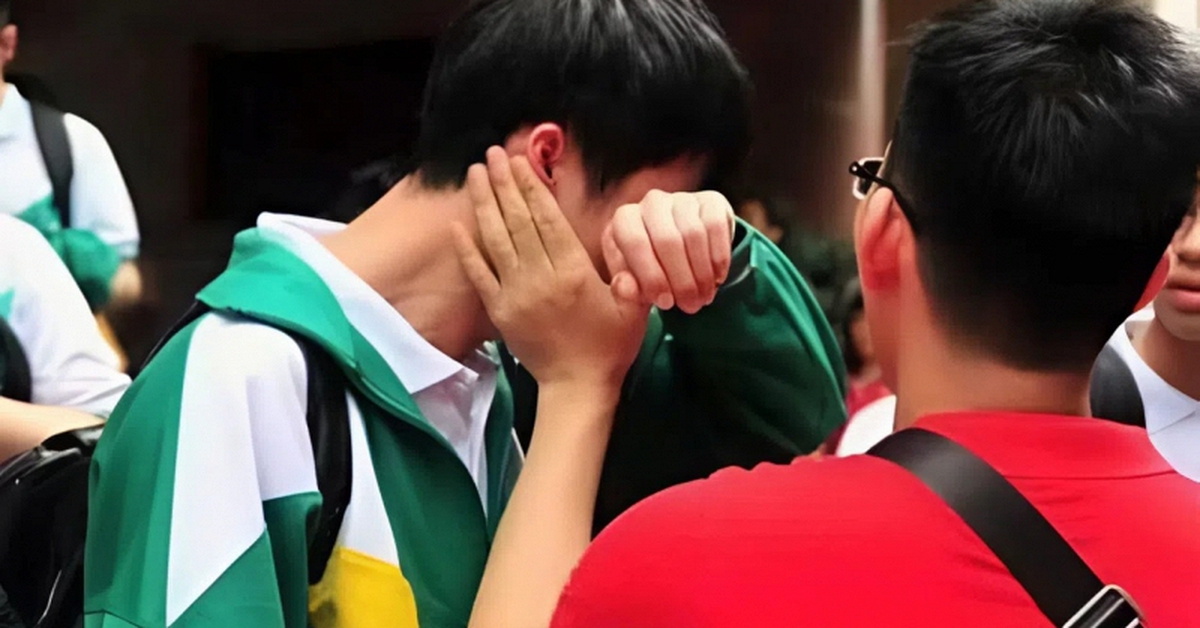 Mẹ mất từ nhỏ, cha qua đời trước kỳ thi đại học 1 ngày: Nam sinh bật khóc khi biết điểm số, giáo viên ngậm ngùi tiếc nuối một điều
