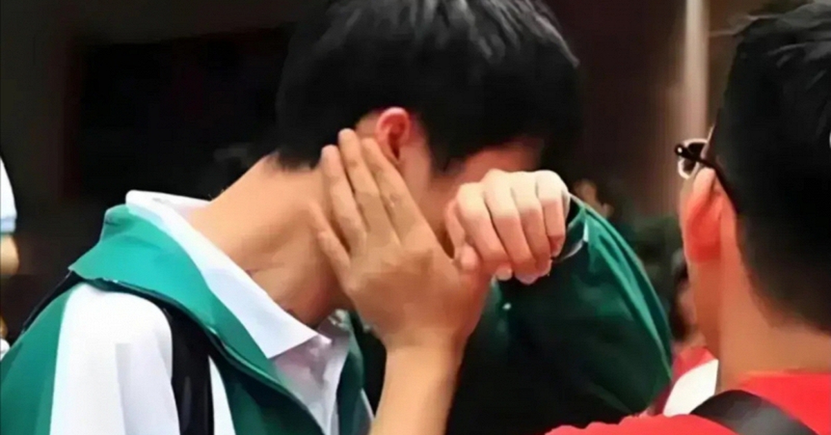 Nam sinh đỗ ĐH danh tiếng được gia đình mở tiệc ăn mừng, mấy ngày sau đòi thi lại, thừa nhận: “Trường rất tốt nhưng vẫn thấy hụt hẫng”