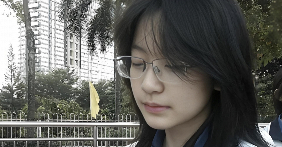 Chỉ còn 25 phút là hết thời gian làm bài thi đại học, một nữ sinh bất ngờ giơ tay: "Thưa thầy, em xin đổi phiếu trả lời"