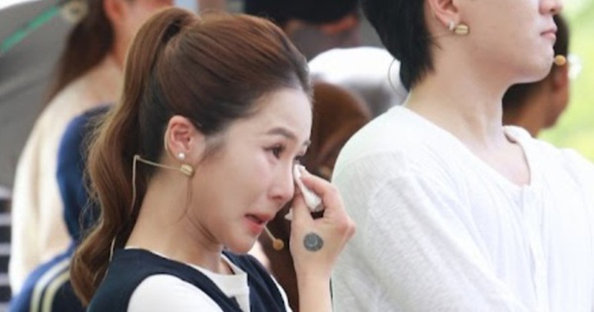Hương Tràm về quê hương Nghệ An, bật khóc bỏ tiền túi làm một việc quan trọng