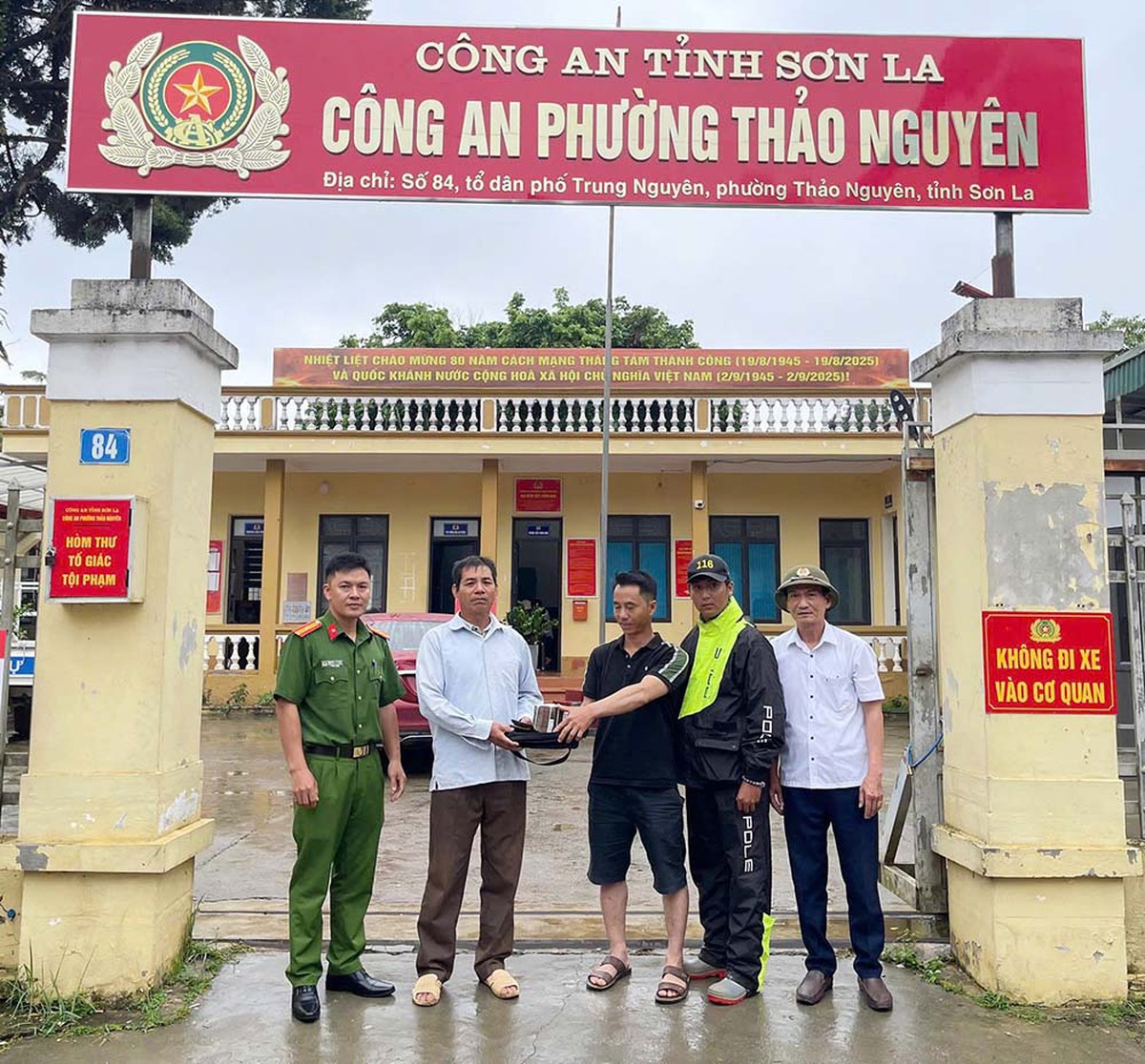 Mở chiếc túi khả nghi bên đường, người đàn ông sững sờ trước số tiền bên trong