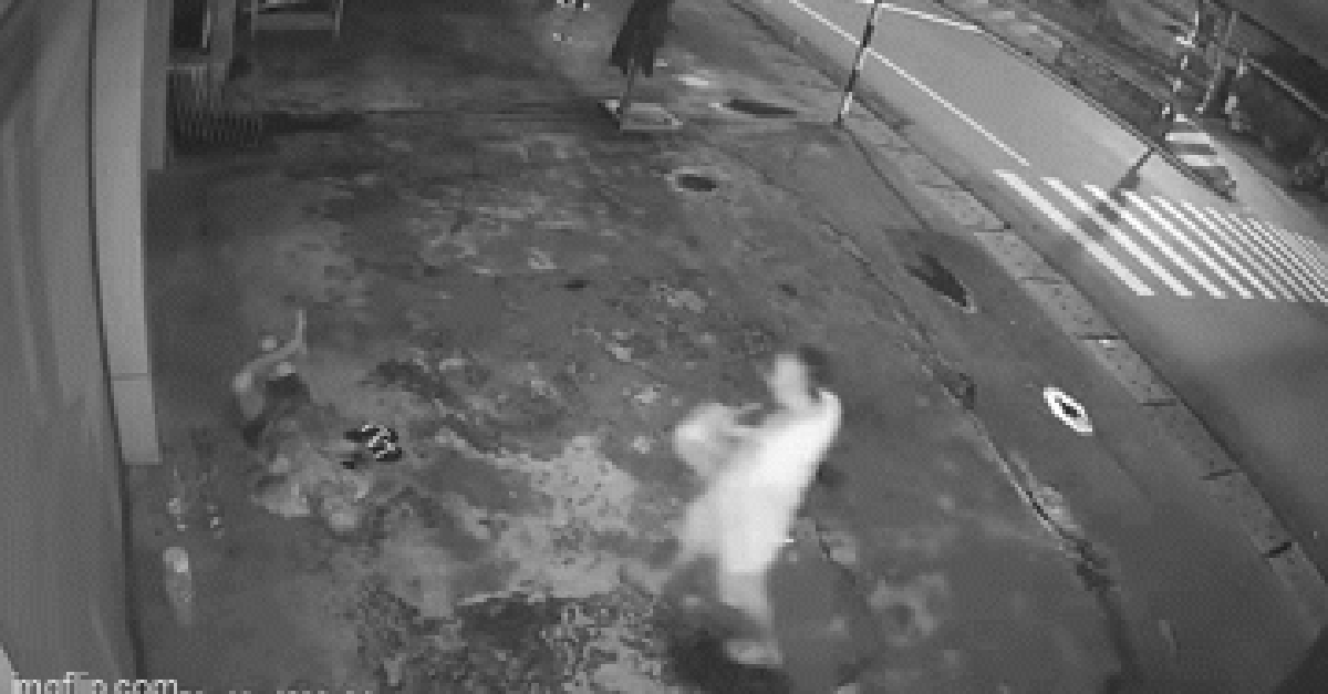 Đang ngủ trên vỉa hè, ông lão bán vé số bị thanh niên lấy đá đập vào đầu: Nguyên nhân gây phẫn nộ