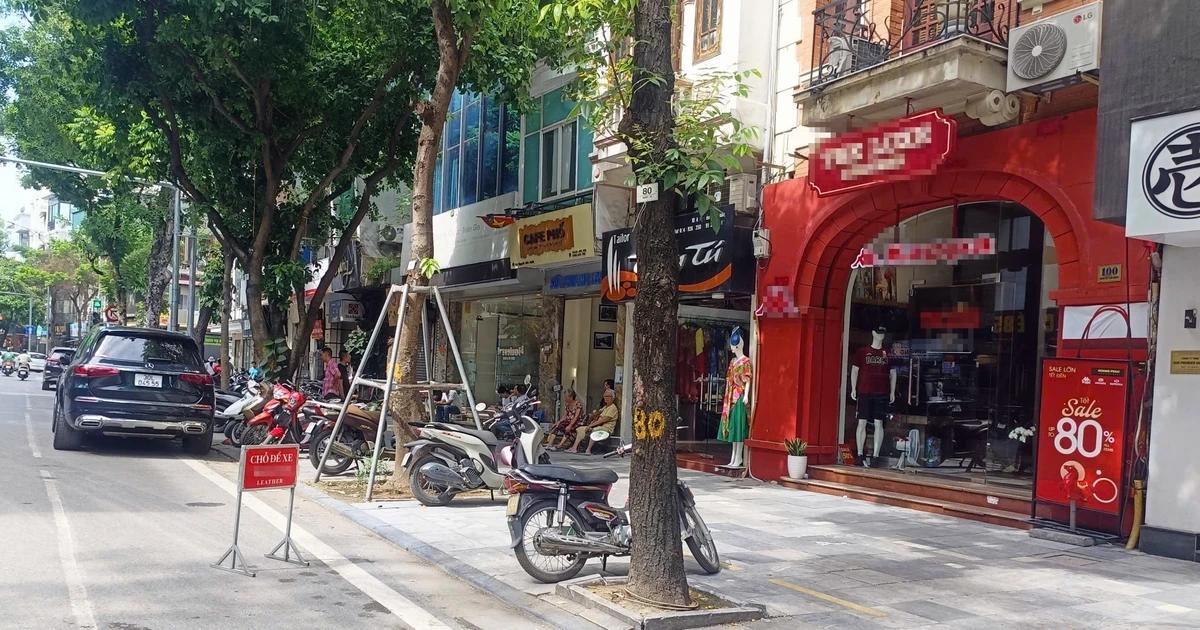 Nhiều cửa hàng "ngang nhiên" chiếm dụng lòng đường Hà Nội