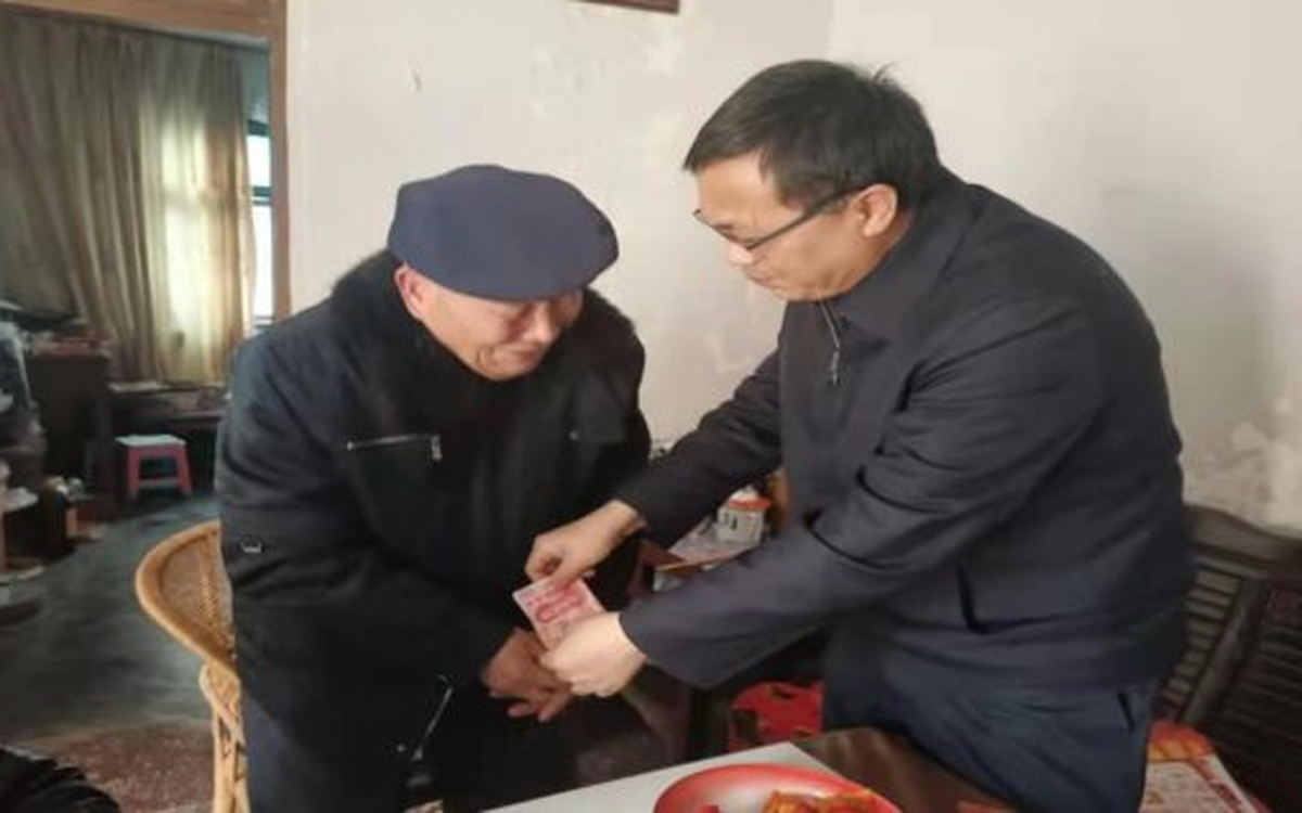 Ông cụ cầm giấy nợ đến ủy ban muốn "nhận lại" hơn 42 tỷ đồng, cán bộ lập tức nhờ công an mở cuộc điều tra, phát hiện sự thật chấn động