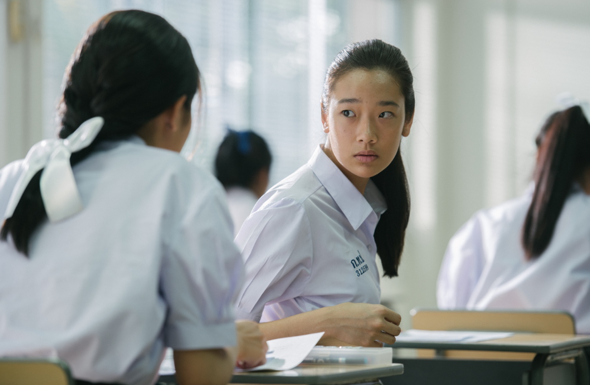 Trung Quốc: Thấy thí sinh cứ nhìn chằm chằm vào cục tẩy trên bàn, giám thị liền kiểm tra, bất ngờ phát hiện đường dây gian lận tinh vi!