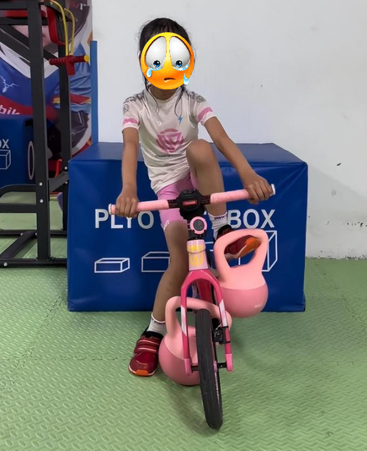 Những hình ảnh đang khiến cư dân mạng bức xúc: Chỉ vì ham hố thành tích mà cha mẹ nỡ "hành" con cỡ này!