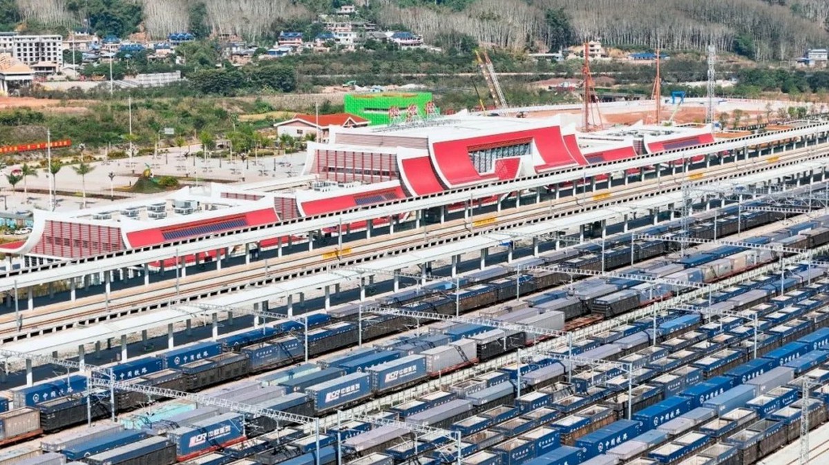10 triệu tấn hàng từ đầu năm, 23 chuyến tàu/ngày: Dự án hợp tác Trung Quốc - Lào lập kỷ lục
