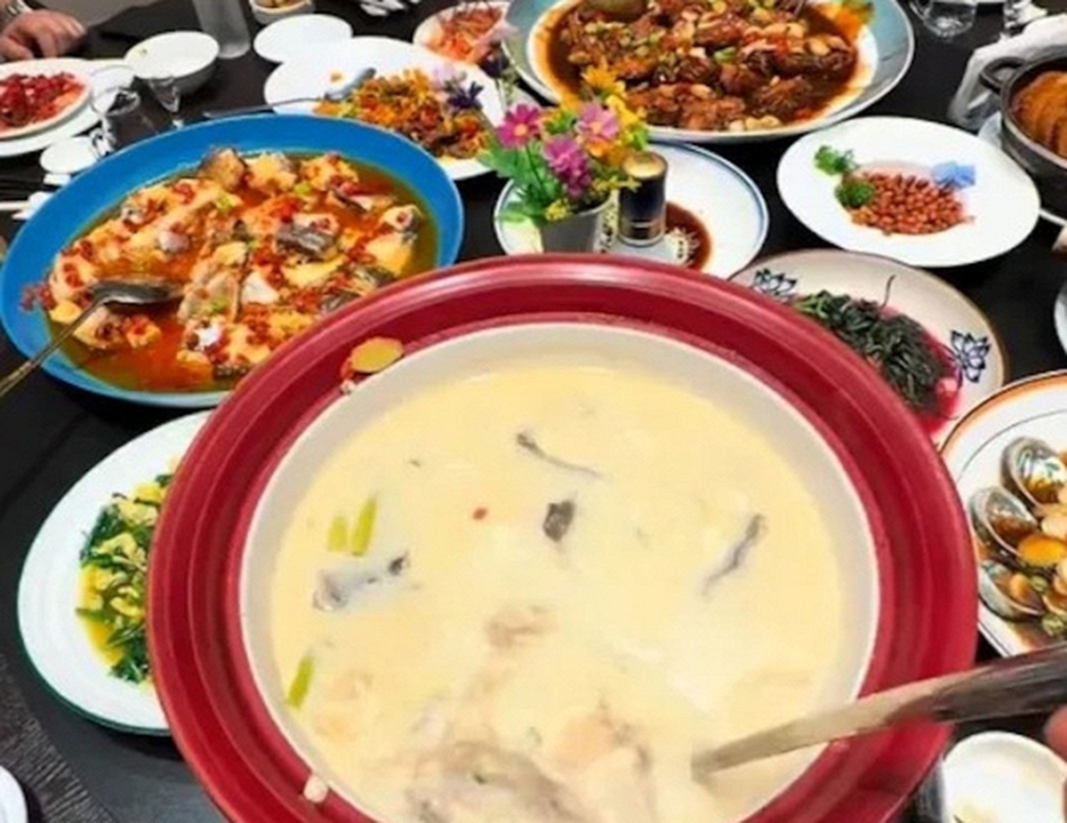 Đằng sau video viral cảnh bể cá vỡ tung thành “thủy cung” trong nhà: Đàn cá giá 1 tỷ đã bị chủ nấu lên ăn hết