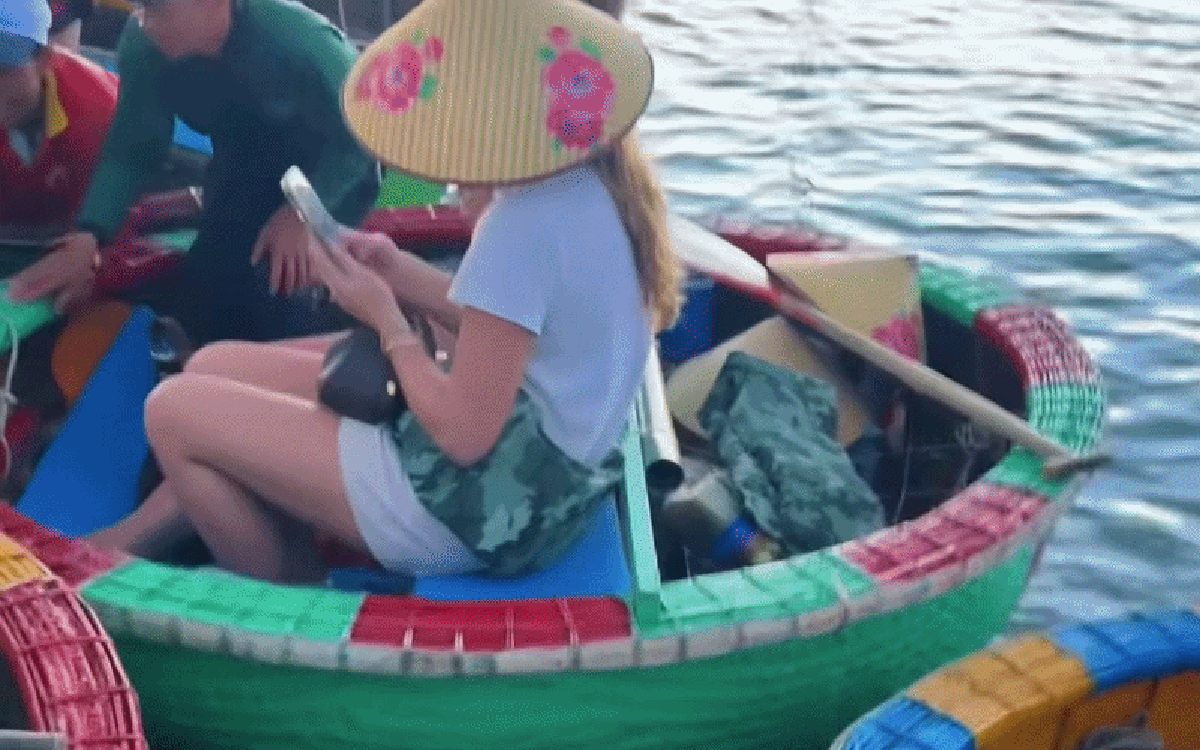 Khách Tây đánh rơi điện thoại xuống sông, người chèo thuyền ở Hội An chỉ mất 10 giây đã nhặt được