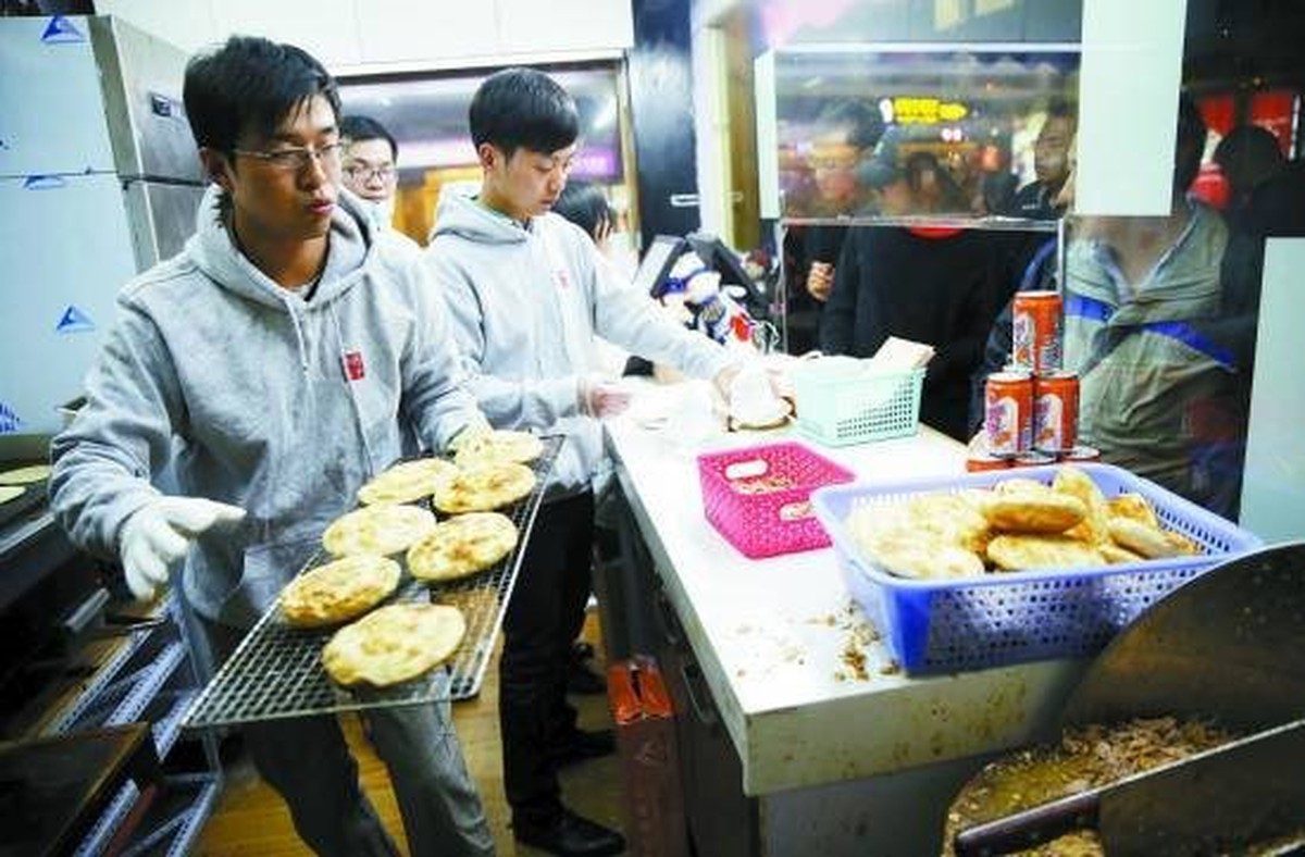 Phát hiện 3 kỹ sư công nghệ bỏ việc lương cao, kiếm hơn 39 triệu đồng/ngày nhờ đi bán bánh mì kẹp thịt
