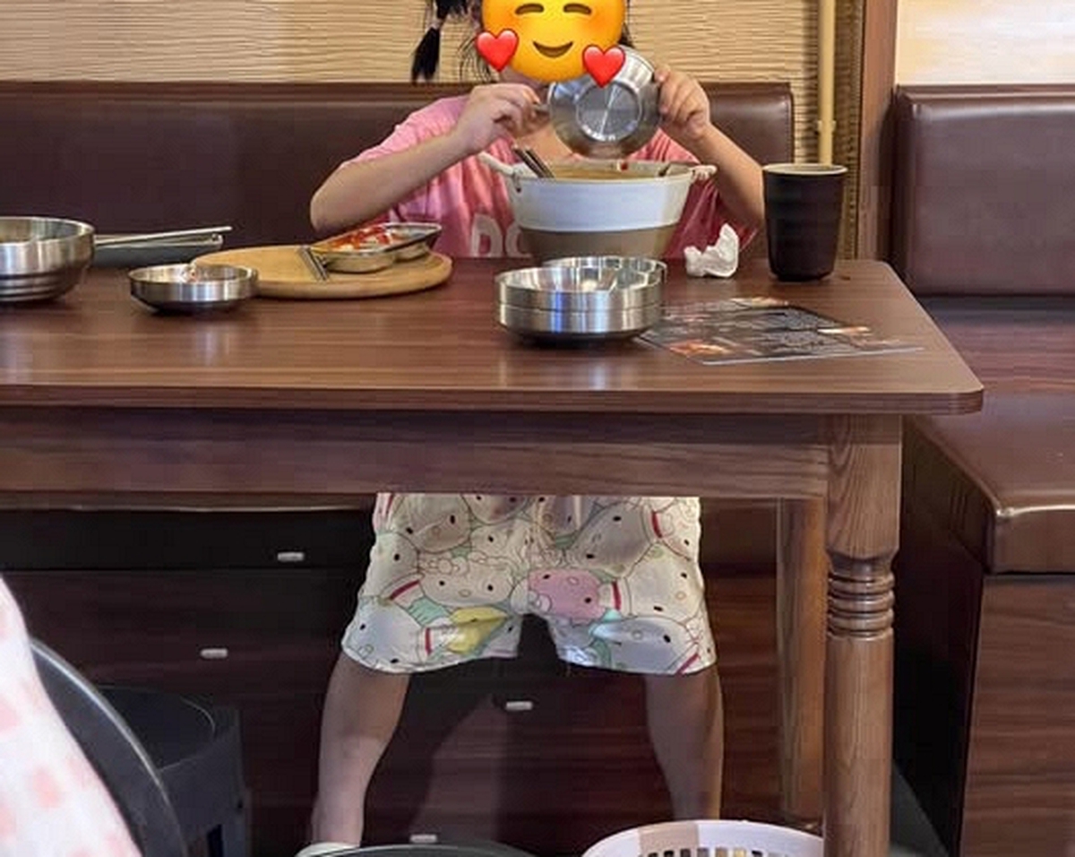 Bức ảnh bé gái 7 tuổi dọn bàn trong quán ăn khiến dân tình phải suýt xoa "xin vía"