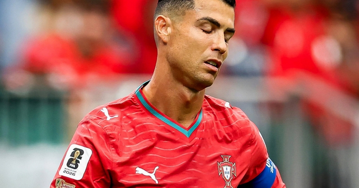 Những con số không thể tin được của Ronaldo: 3 cú sút, 0 trúng đích, chạm bóng ít kỷ lục