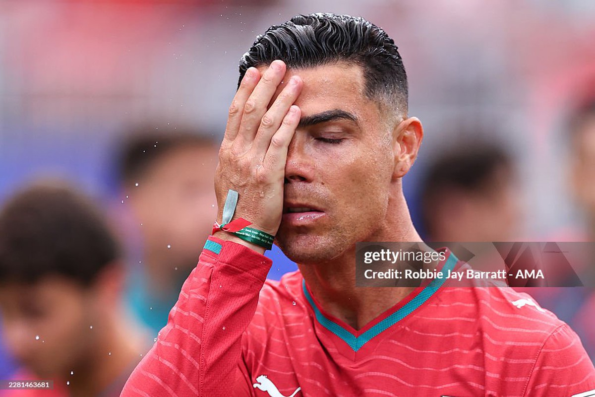Thật đau lòng khi chứng kiến Ronaldo buồn và bất lực thế này!