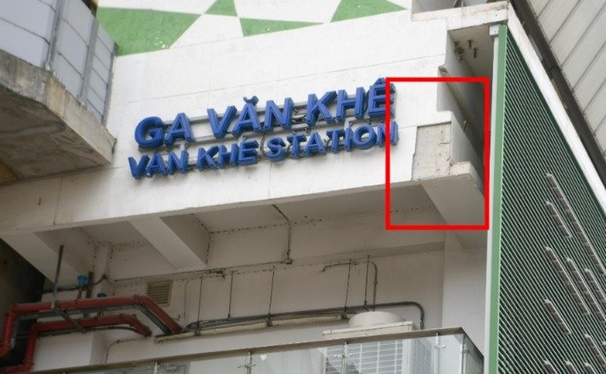 Vữa rơi làm vỡ kính xe buýt đang chạy tại ga metro Cát Linh - Hà Đông, lãnh đạo Sở Xây dựng có chỉ đạo "nóng"