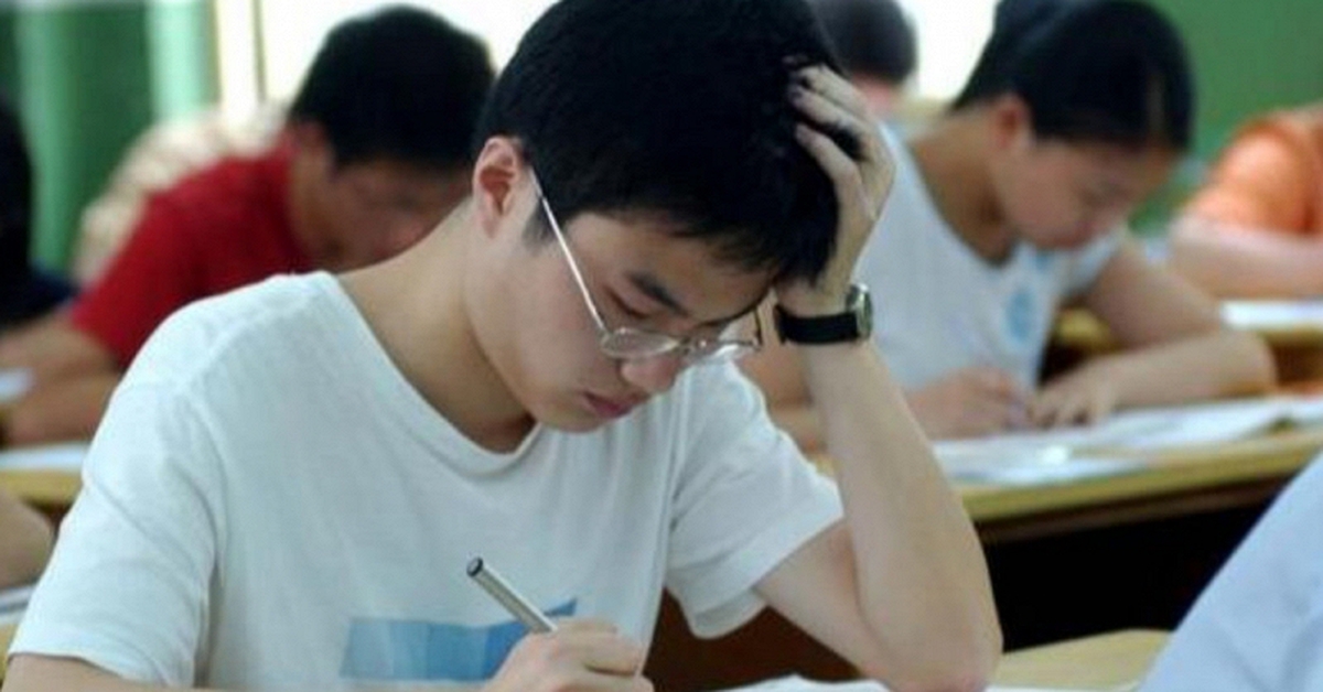 Nam sinh tưởng trượt ĐH vì môn Toán điểm cực thấp, nào ngờ hiệu trưởng xem xong bài thi lập tức đặc cách tuyển thẳng: “Em đã được nhận!”