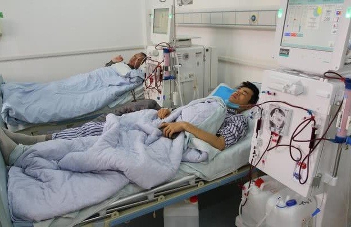 Người đàn ông 28 tuổi bị suy thận, bác sĩ nhắc: "5 việc âm thầm bào mòn thận, nhiều người chủ quan vẫn làm mỗi ngày"