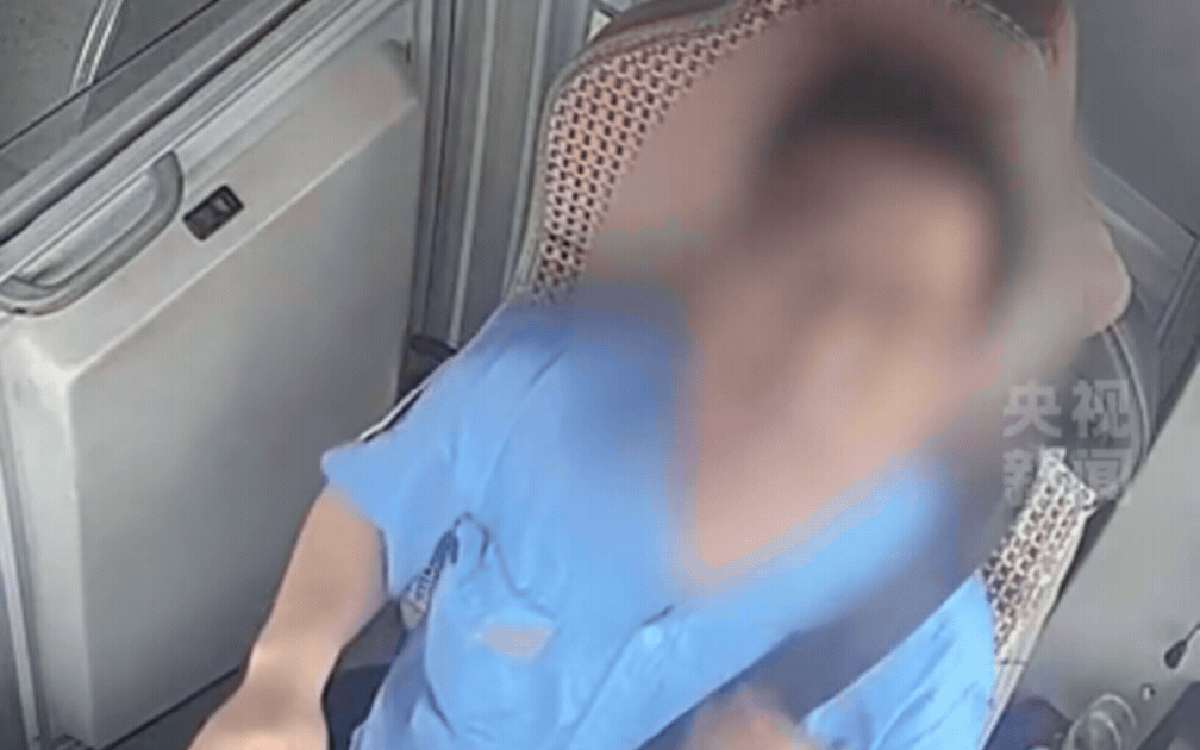 Tài xế xe buýt lên cơn nhồi máu cơ tim vẫn cố hết sức cứu sống 12 hành khách: Camera ghi lại 2 phút 20 giây đầy xót xa