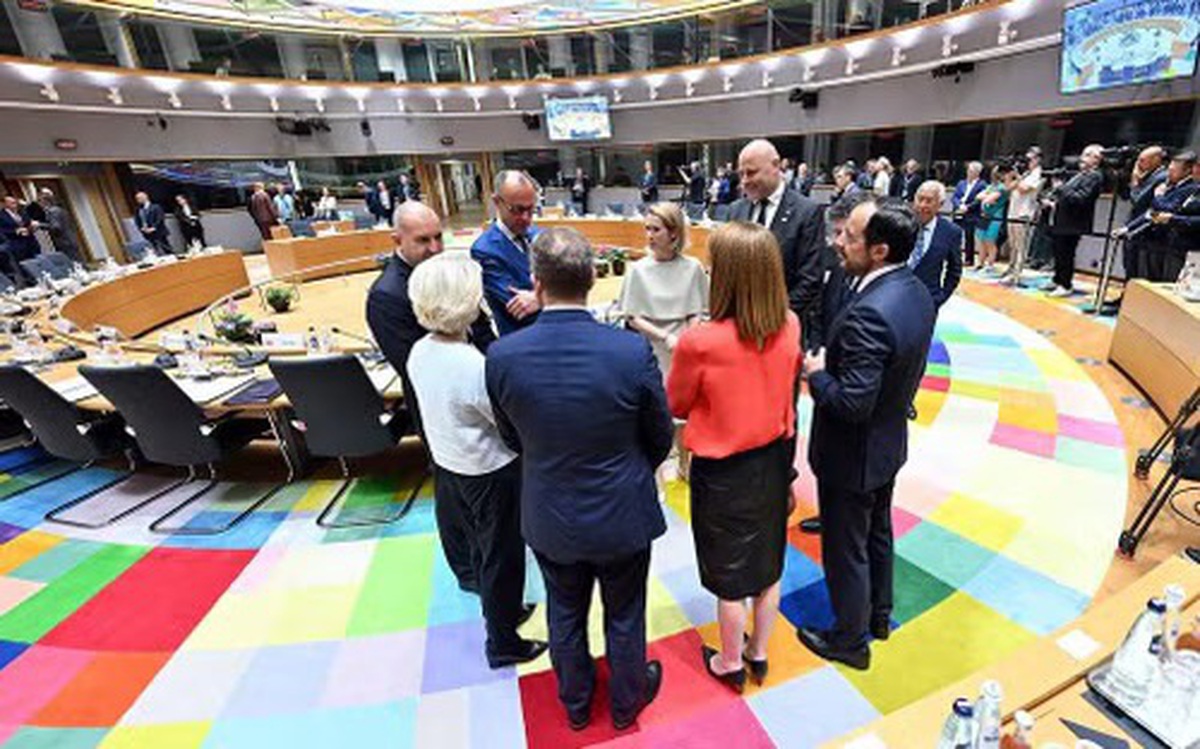 Sau 2 năm bất đồng, điều gì khiến EU bất ngờ đồng thuận về Ukraine?