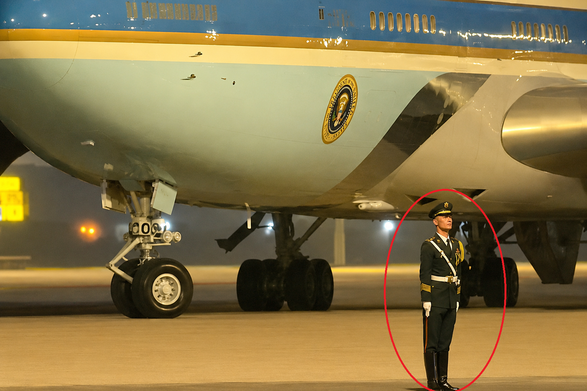 Air Force One cách 15 mét, binh sĩ Trung Quốc được gọi ‘Vạn Lý Trường Thành biết đi’ làm điều gây sốt MXH