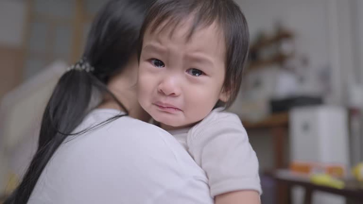 Vì sao có những đứa trẻ lớn lên lạnh nhạt với mẹ dù được chăm sóc hết mực? Câu trả lời khiến nhiều phụ huynh giật mình