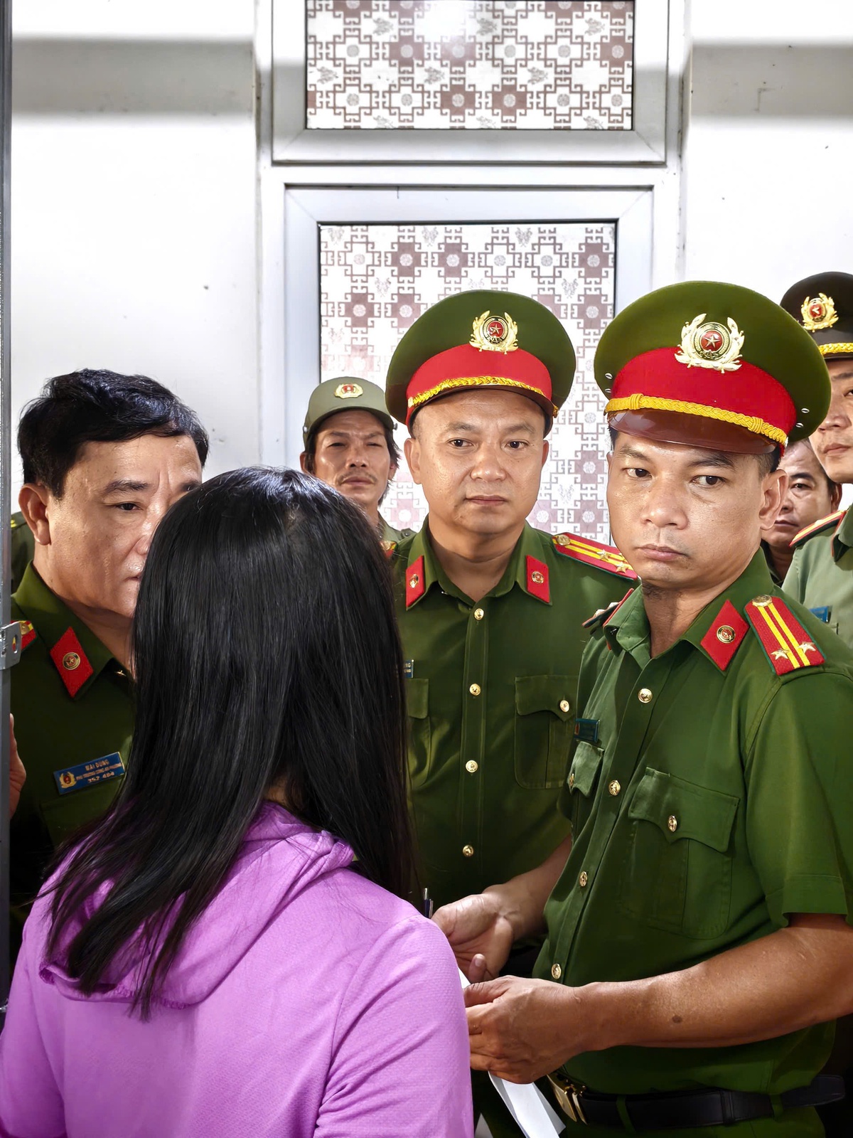 Huy động gần 120 cán bộ chiến sĩ đồng loạt điểm tra 5 tòa chung cư lúc 4h30 sáng