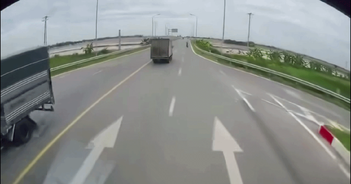 Clip: Taxi húc đuôi xe tải rồi cùng lao xuống ruộng