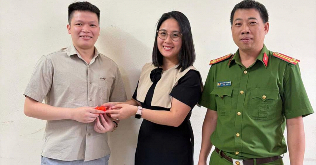 Phát hiện hộp màu đỏ có 2 nhẫn vàng trước cửa siêu thị, công an mời một người đàn ông lên xác minh