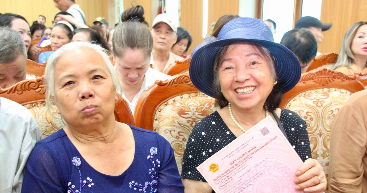 200 hộ dân di dời làm cầu Trần Hưng Đạo và cầu Tứ Liên nhận "sổ đỏ" nơi ở mới