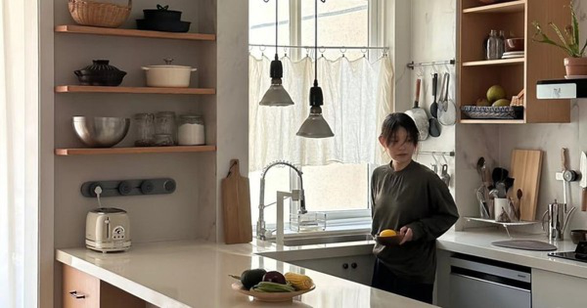 Cải tạo nhà lần hai, tôi bỏ hẳn tủ bếp treo tường: Căn bếp rộng hơn, sáng hơn và dễ dọn dẹp hơn hẳn