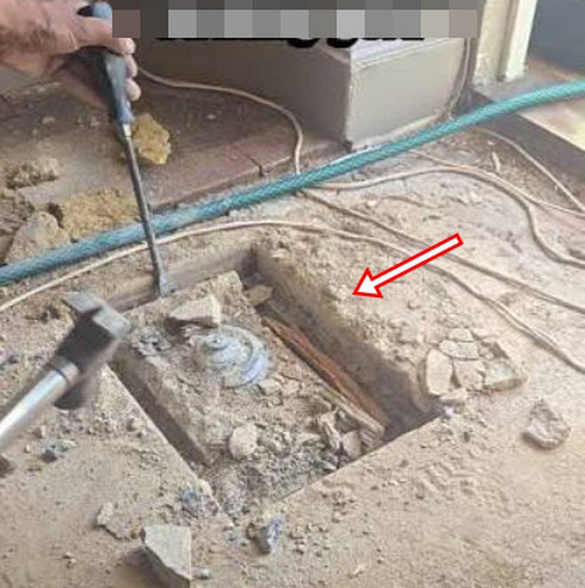 Kéo sợi dây lạ nhô lên từ nền nhà, người thợ không ngờ thứ xuất hiện sau đó trị giá hơn 70 tỷ đồng