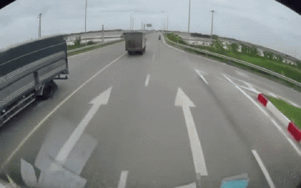 Thông tin bất ngờ về tài xế tài chạy taxi húc đuôi xe tải rồi cùng lao xuống ruộng