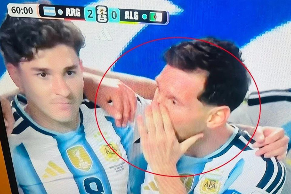 Vì sao Messi dùng tay che miệng nói chuyện lại thoát thẻ đỏ, liệu có phải ưu ái siêu sao?