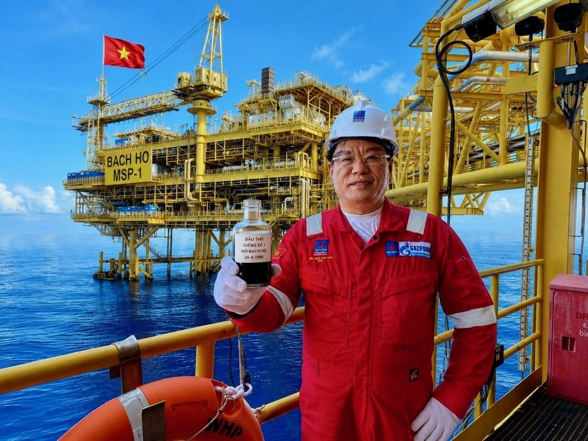 Chai dầu đen xì, đặc quánh trên bàn làm việc Tiến sĩ Ngô Hữu Hải được qua 4 lưu giữ qua thập kỷ