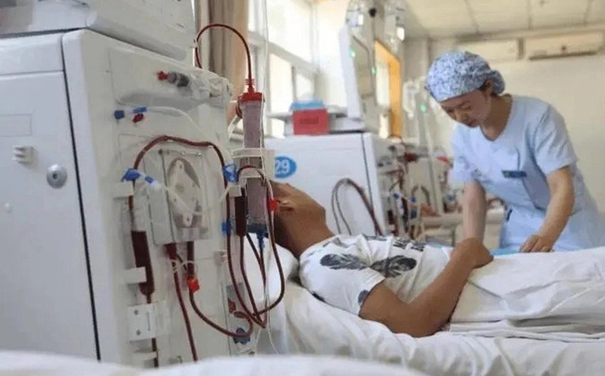 Uống nước thấy xuất hiện 4 dấu hiệu này, bác sĩ cảnh báo: Chức năng thận suy giảm, bệnh thận đang "cận kề"