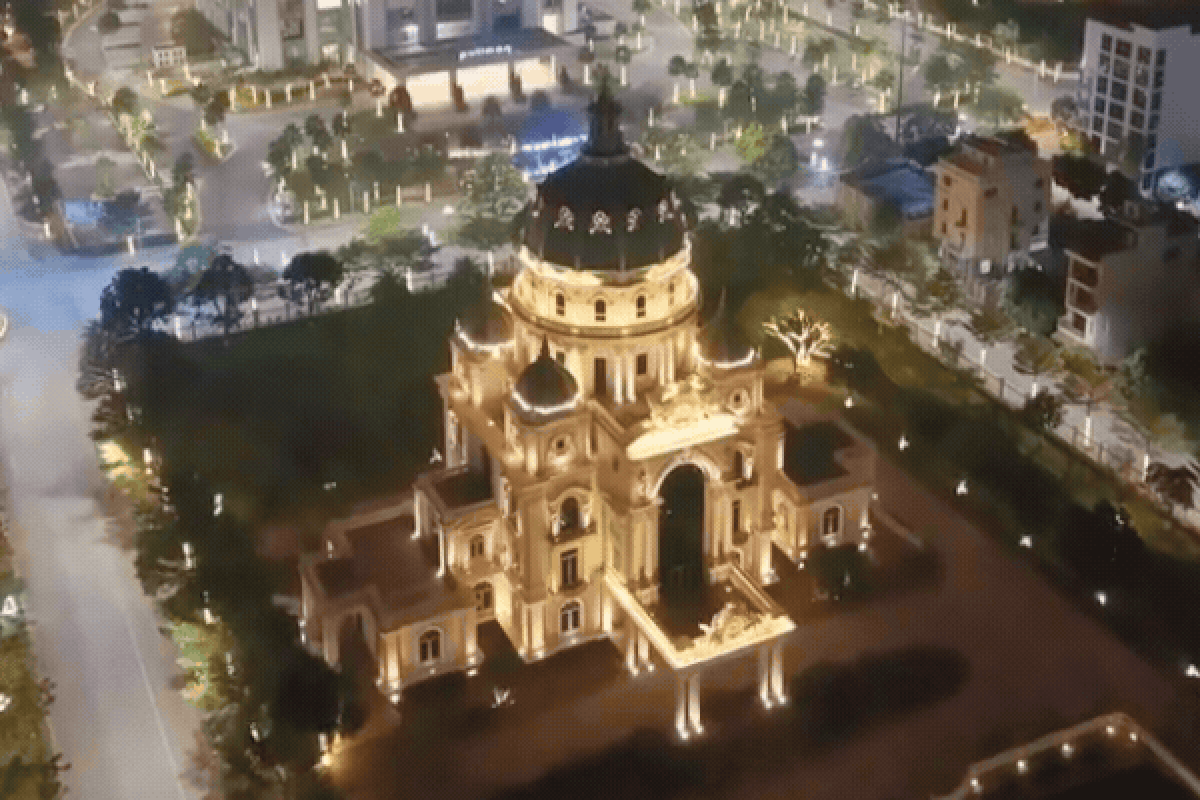 Lâu đài sáng nhất Ninh Bình lúc này