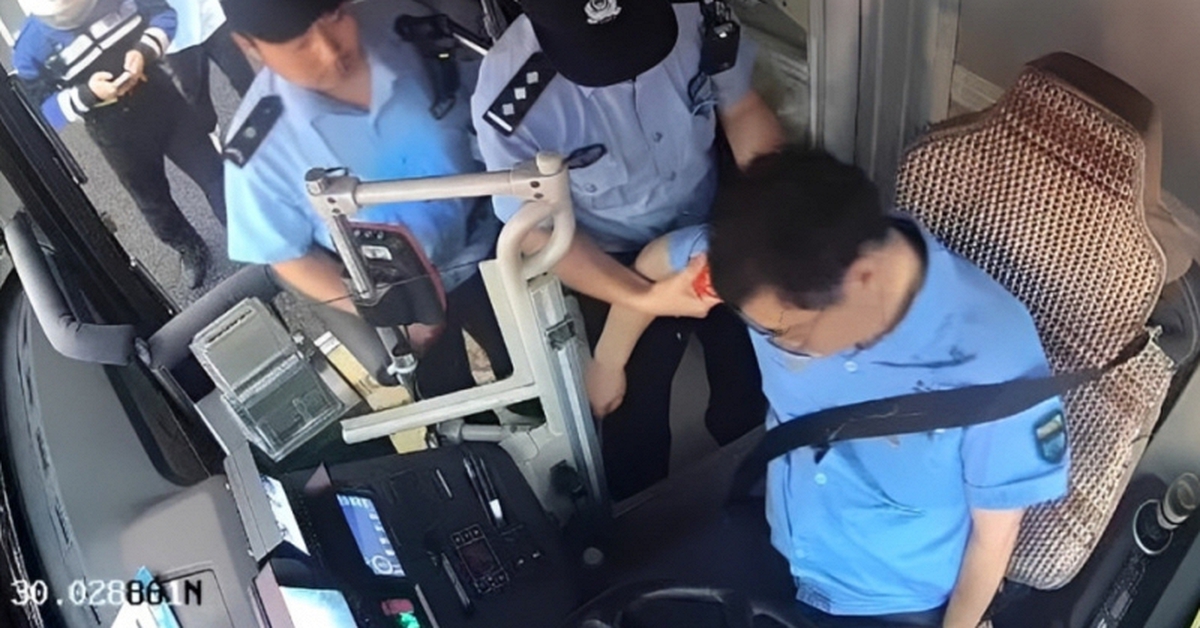 Tài xế xe buýt bất ngờ lên cơn nhồi máu cơ tim vẫn cố gắng 2 lần đạp phanh cứu 12 hành khách trước khi qua đời