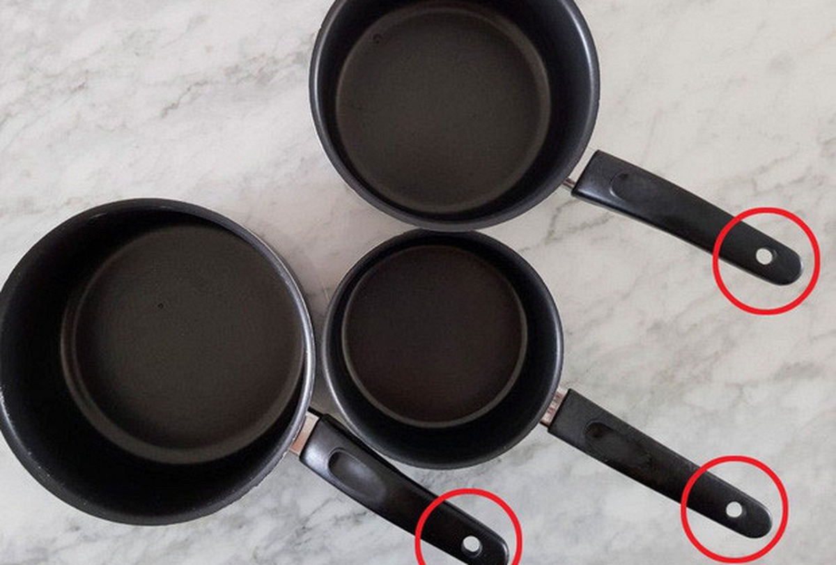 Tại sao trên chảo thường xuất hiện lỗ tròn?