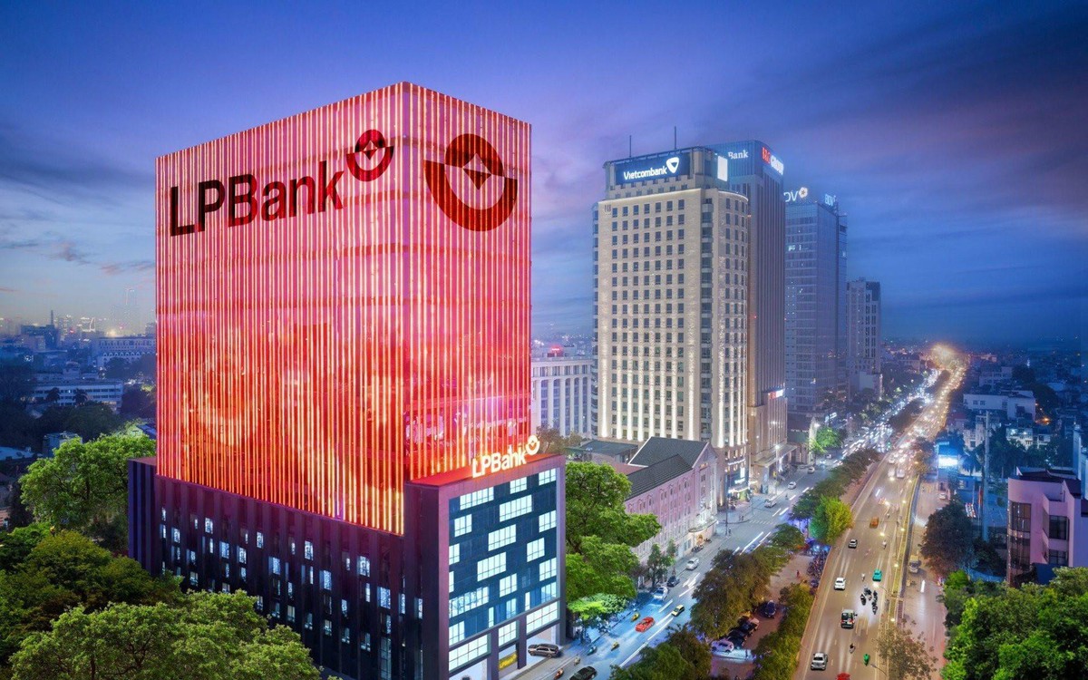 Ông Phạm Nhật Vượng nắm gần 5% LPB, cổ phiếu tăng trần