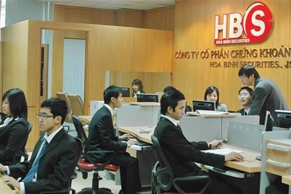 Chứng khoán Hòa Bình bị UBCKNN “tuýt còi”
