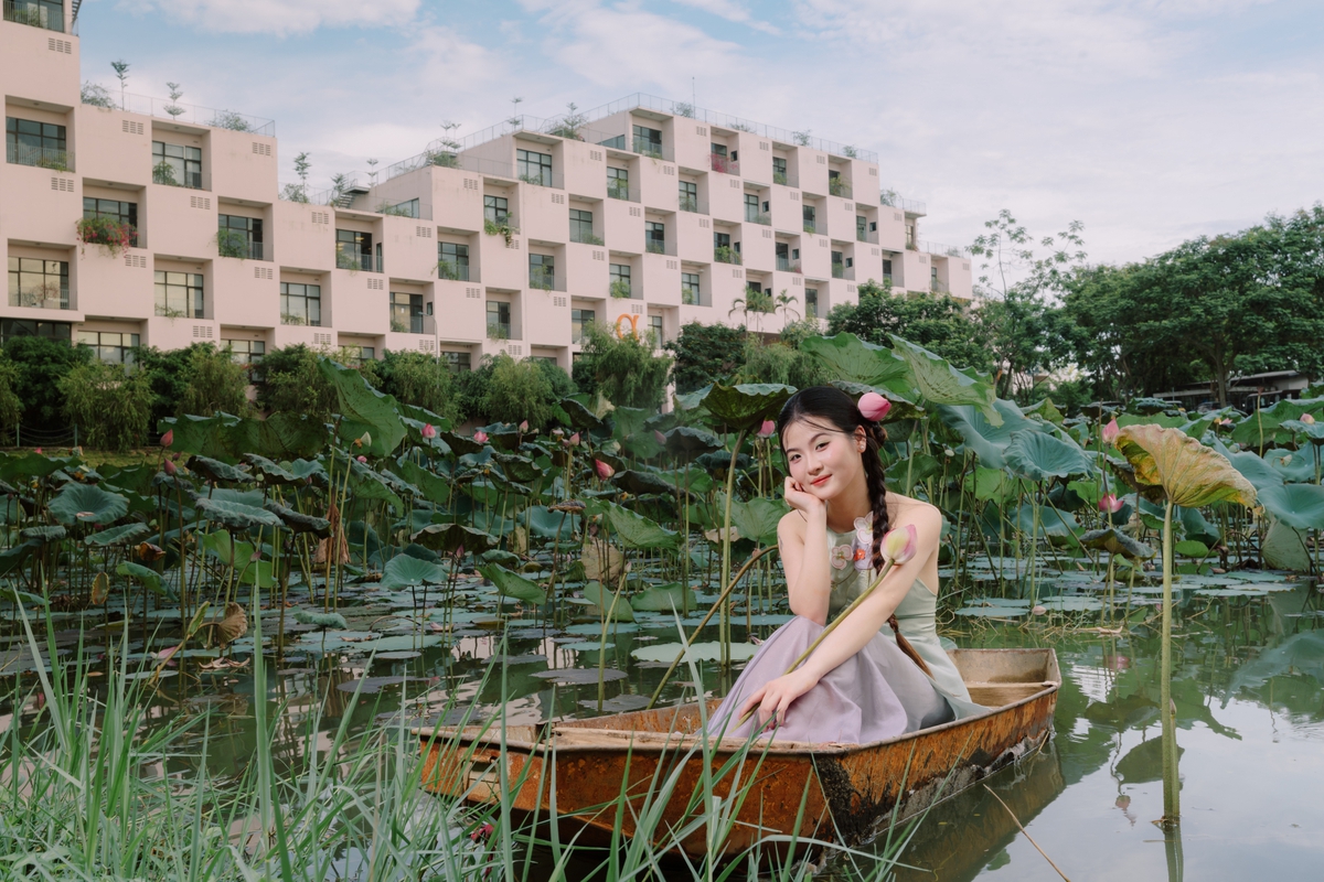 Một trường đại học rộng 30ha ở Hà Nội bất ngờ hút giới trẻ nhờ sở hữu điểm nhấn hiếm có, "đẹp như phim" giữa khuôn viên